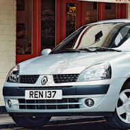 Передний бампер в цвет кузова Renault Clio 2 (2001-2005)